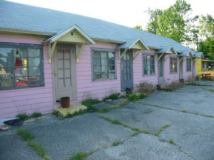 Pines Motel - 2002 Photo (newer photo)